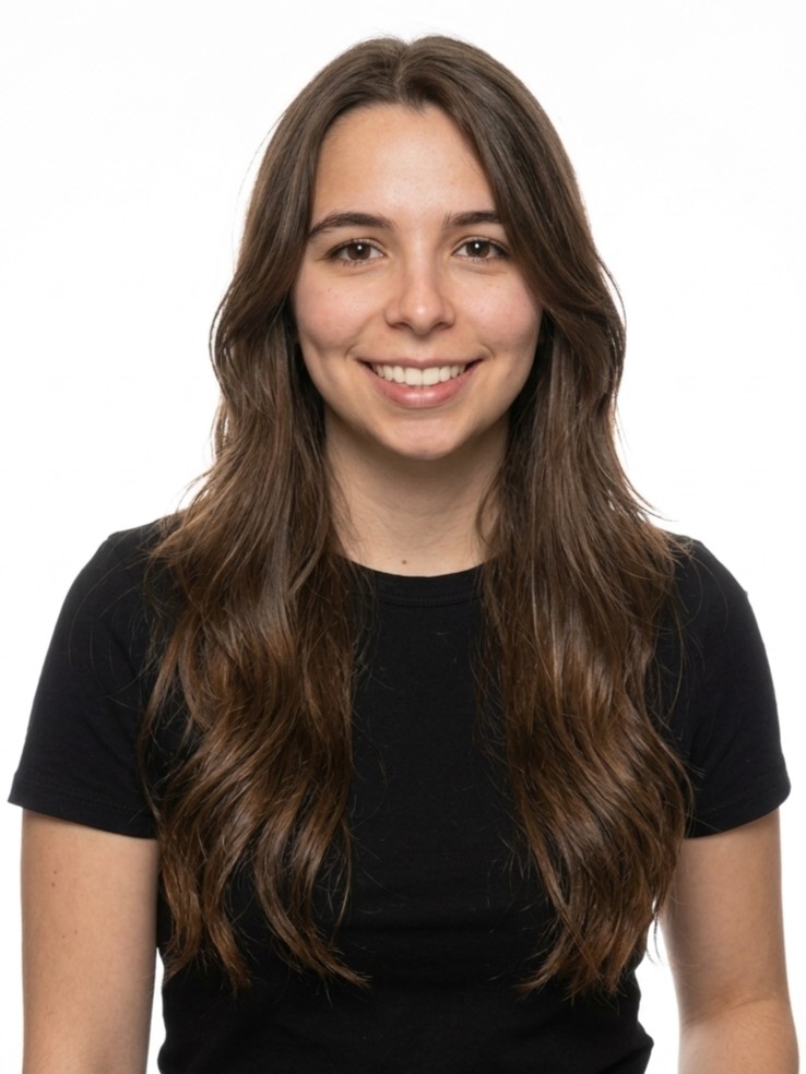 Josianne, technicienne en pharmacie, souriante